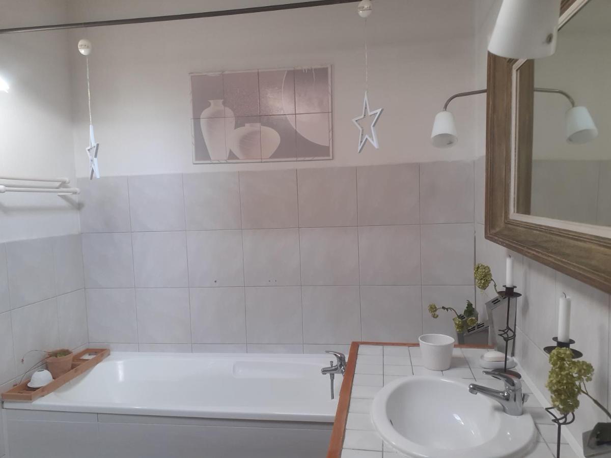 Chambre Dans Une Grande Maison Entre Canal Du Midi Et Centre Ville Beziers Luaran gambar