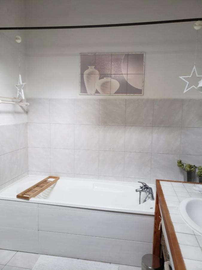 Chambre Dans Une Grande Maison Entre Canal Du Midi Et Centre Ville Beziers Luaran gambar